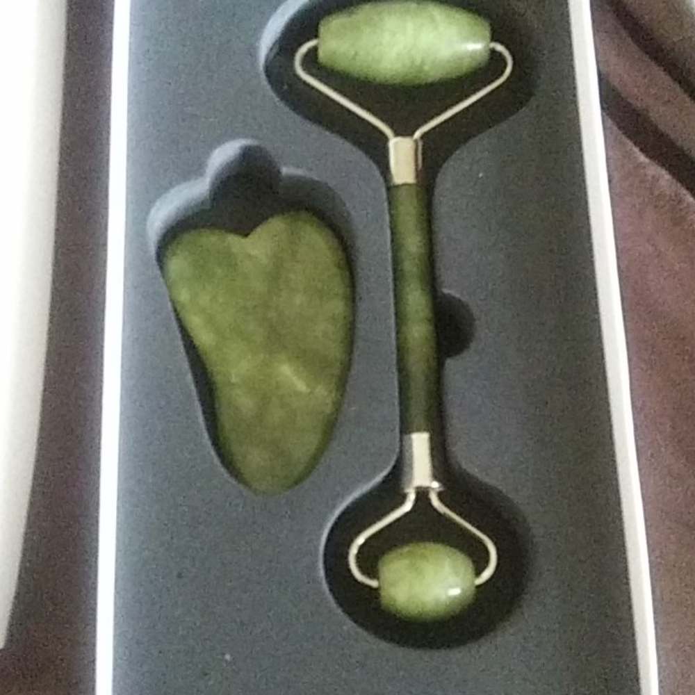 Roselynboutique Jade Face Roller and stone